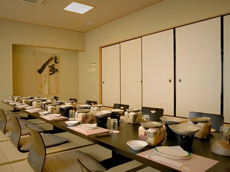 「こもれび（和室宴会場）」
最大20名まで利用可能な和室宴会場です。
歓送迎会や忘新年会、ご親族のお集まりなど、中規模の宴会や会食にご利用いただけます。