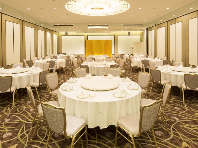 ■鶴寿-かくじゅ-
正餐形式(着席スタイル)60名様
ブッフェ形式(立食スタイル)70名様
スクール形式(テーブル＋イス)70名様
シアター形式(イスのみ)120名様