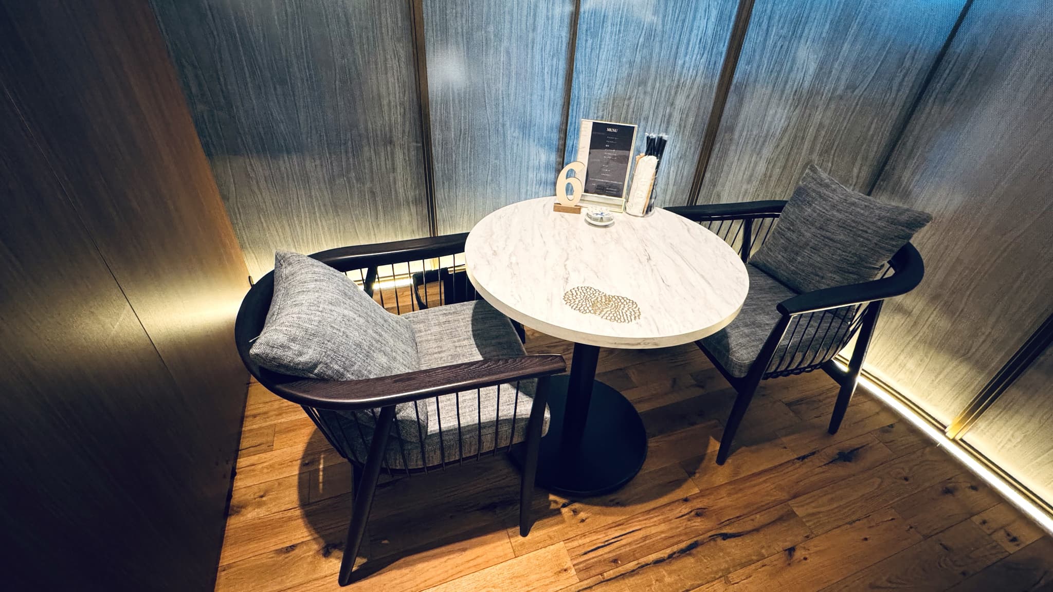メインフロア_X PLACE cafe lounge<歌舞伎町タワー5階>