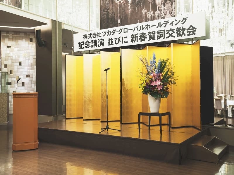 【充実した付帯設備】
講演会や祝賀会などのイベントも承っております。
マイクやマイクスタンド、プロジェクターの使用も可能でございます。
結婚式場の枠を超えた、様々なシーンにご利用いただけます。