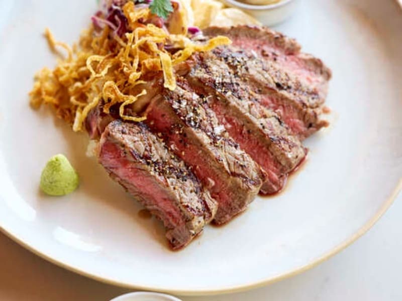 お肉お料理の一例でございます。
