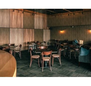 オーシャンビューを望む高揚感のある環境で、会議やセミナー後の懇親会にも最適な空間を提供します。