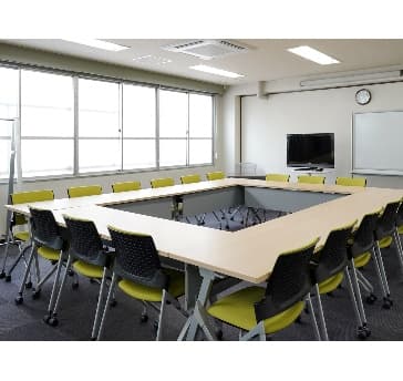 正方形36.4㎡の使いやすい会議室です。※ロの字形式(基本レイアウト)　18名着席可能。