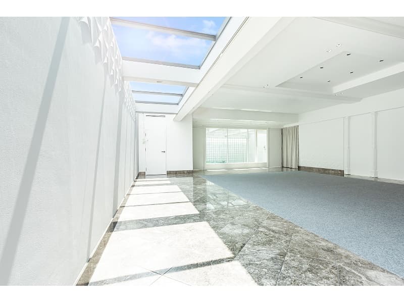 【White HALL】