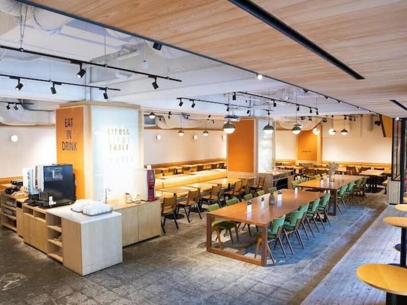 【会場】
開放感あふれる多目的スペースで、企業懇親会や歓送迎会・忘年会など多彩なシーンを華やかに演出いたします。