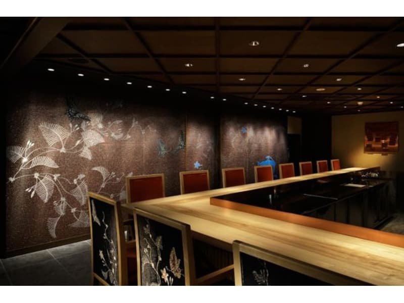 【高台寺 極‐KIWAMI‐】
奥にはAKAGANE自慢の庭が広がり、京都出身デザイナーJOTAROデザインの壁画が彩りを添えています。目の前で繰り広げられる匠の技を堪能しながら、食材の蘊蓄や調理のこだわりをシェフから直接プレゼンテーションさせて戴きます。