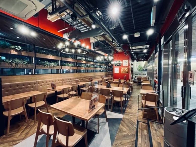 【駅直結！】着席最大69名、立食最大80名まで貸切可能なため、大人数での宴会やパーティーに最適です。3時間以上の飲み放題や食べ放題コースも充実しており、店内にはおしゃれで落ち着いた空間が広がります。広々としたテーブル席やソファー席を備え、ゆったりとお過ごしいただけます。