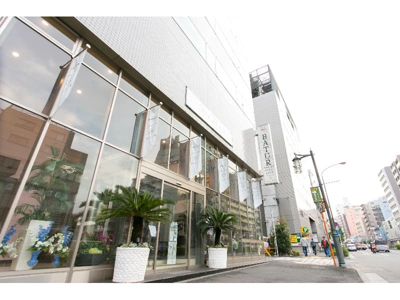 東新宿駅Ａ１出口を左へ30秒の駅チカ！大通りに面しているのでタクシー手配も◎