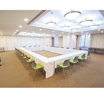 最大シアター型で１２０名収容可能です。

企業説明会・講演会・研修会・会議 など様々な用途にご対応致します。
窓が大きく開放感がありアパレル展示会やイベントルームとしてのご利用にも最適です。また、ビル最上階にあり日当たり 眺めも良く最高のロケーション。