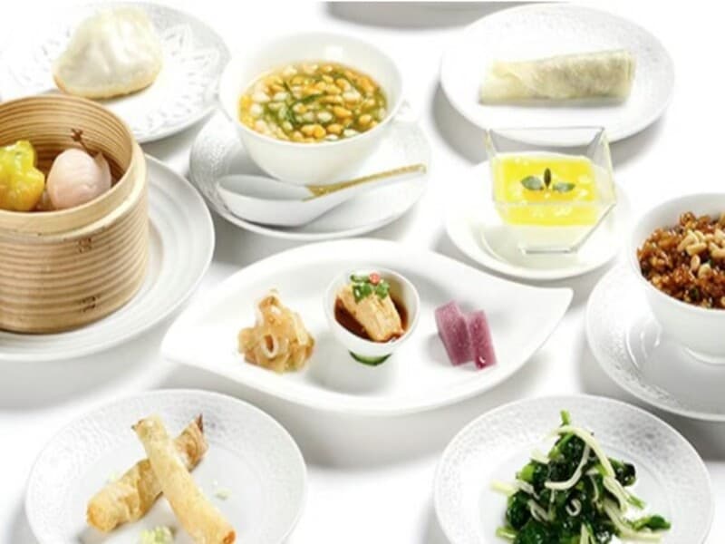 【料理一例】
フランスの宮殿を思わせる豪華と美しさを極めた高級感のある空間にて、中国飯店の伝統ある本格中華料理をお楽しみいただけます。