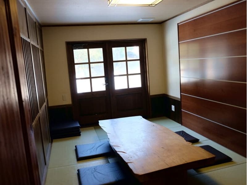 和個室は、プライバシーへの配慮が行き届いた落ち着きある空間です。2名様から最大12名様まで対応可能で、少人数の会議や会食におすすめ。