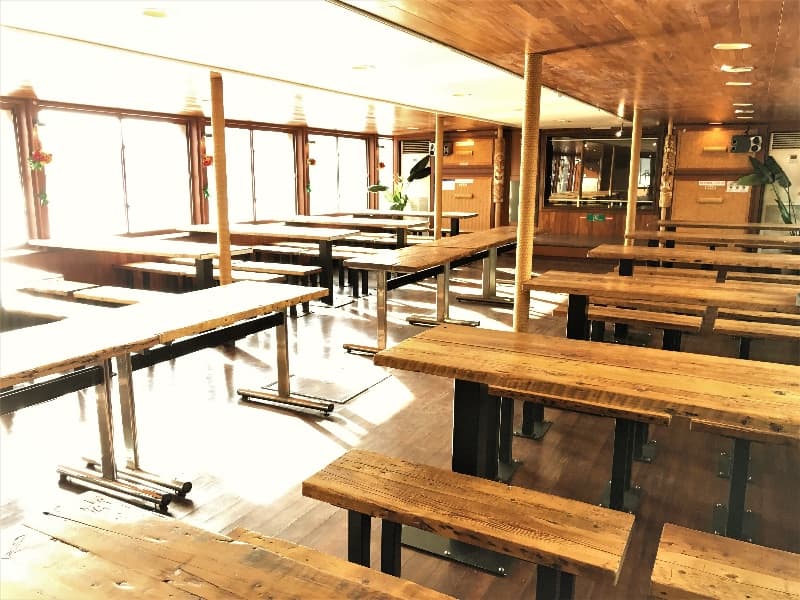 船内は最大96名様がゆったりと着席できます。96名様以上の場合でも座席追加できます。
また、ウッドを贅沢に使用し南国のイメージに仕上げており清潔感溢れる大型クルーザーです。
