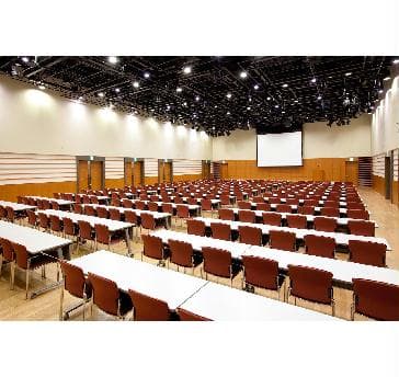 【KFC Hall/402㎡+α】
ホワイエ（266㎡）やバックスペース（86㎡）、控室まで付いた大型ホール。会議室との連動利用も可能です。