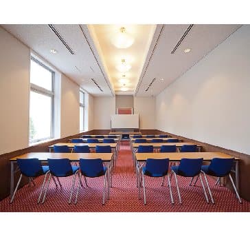最大シアター型で３５名収容可能です。

お客様の用途に合わせてレイアウトさせていただきます。

「会議・研修・セミナー・展示会・パーティー等」様々なニーズに合わせてご利用いただけます。