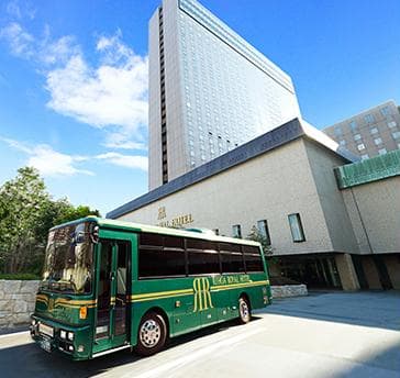 ホテル発、JR「大阪」への無料送迎バス運行（約10分）。〔6分～15分間隔〕。