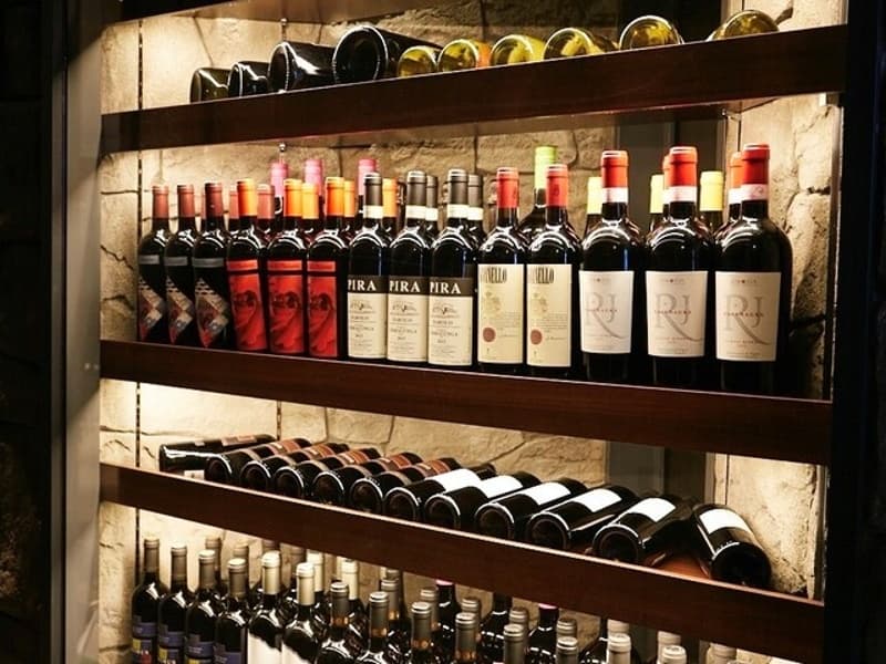 生ビール・スパークリング・ワイン・カクテルなど40種以上が飲み放題！最長3時間プランもご用意。ワインにこだわるソムリエ在籍のお店で、とことん飲んで楽しめます。