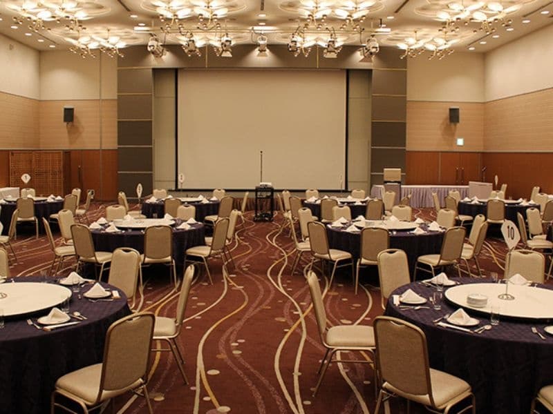 2F 大宴会場 孔雀・白鳥
大規模なパーティーやイベントの他、試験会場や講演会にご利用いただけます。