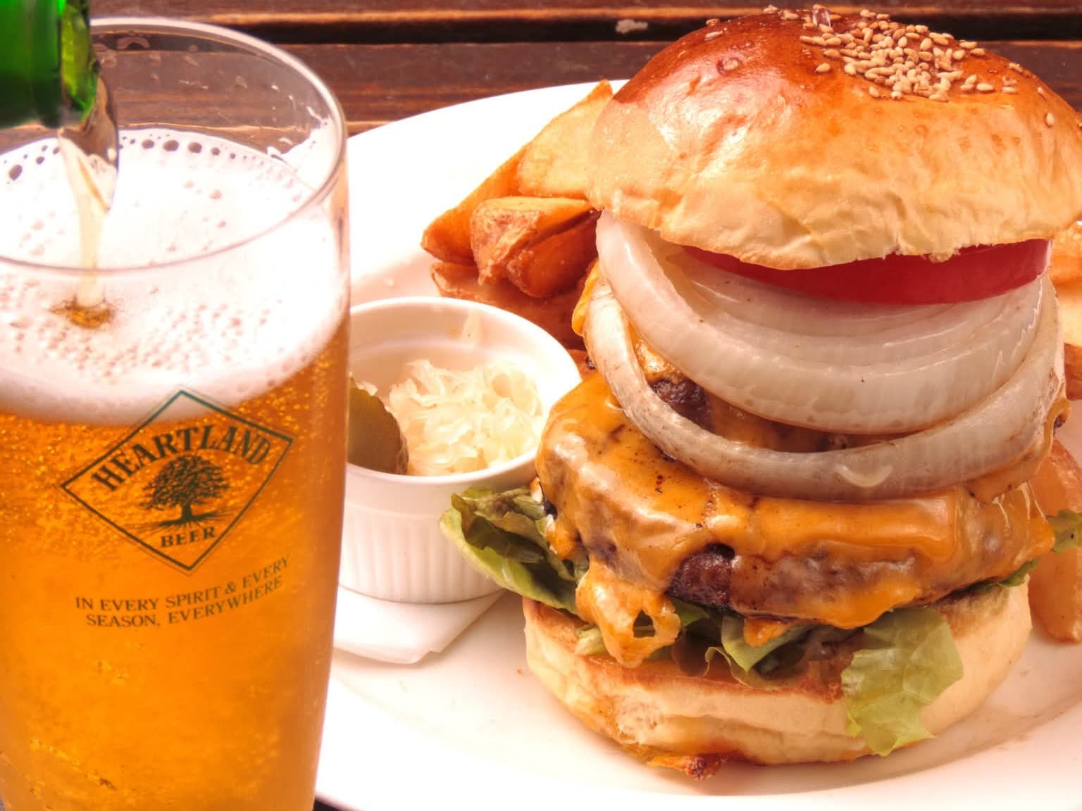 ジューシーなパティにチェダーチーズがとろける自家製バーガー。冷えたビールと相性抜群。