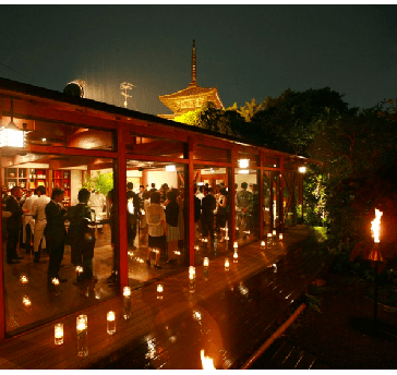 ■THE TERRACE（お庭からの景色）
日本家屋の長い廊下を抜けた先にある、プラットフォーム感もこのバンケットの特点で、海外のゲストにもご好評をいただいています。
専用のオープンキッチンが併設され、ゲストの皆様に出来たのお料理をお届けします。

