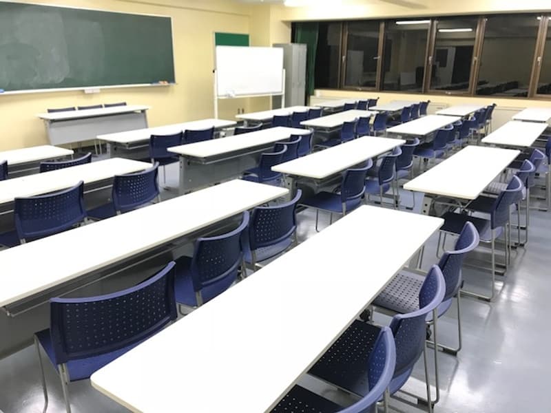 スクール形式で50名ご利用可能です。
会議室を2室つなげて利用することもできます。