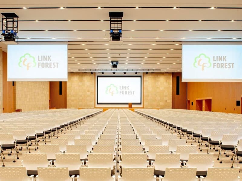 ●FOREST HALL（最大1,500人収容可能） ▶式典や大規模の説明会・パーティに適した会場。
イベント規模に合わせ分割した広さでのご利用も可能です。
