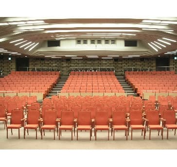 国際会議ホールの室内。アリーナ席は自由に椅子や机をレイアウトできます。