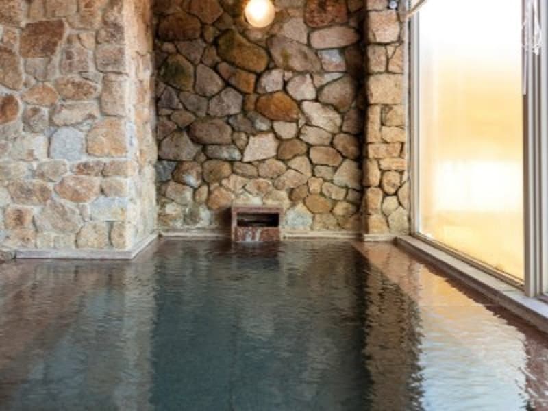 石造りの壁が趣を添える湯処。