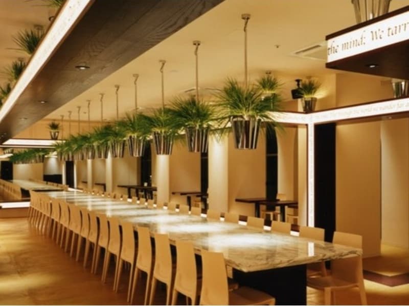 同志社大学寒梅館内、スタイリッシュな空間。学生食堂のイメージを一新したカジュアルレストランで、思い出に残るパーティーを。
