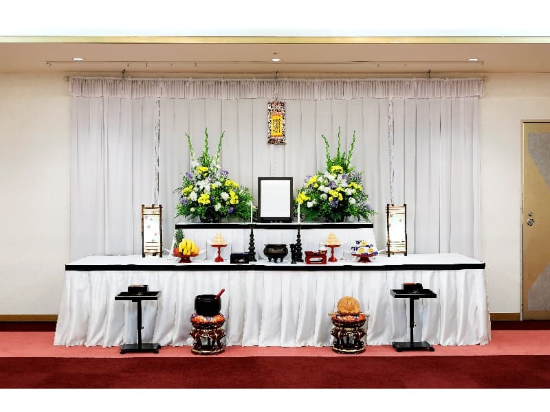 ご法要祭壇セットA　40,000円
～プランに含まれるもの～
●法要室料●祭壇使用料●祭壇花(一対)●灯籠
●盛菓子●果物●おりく膳●僧侶控室