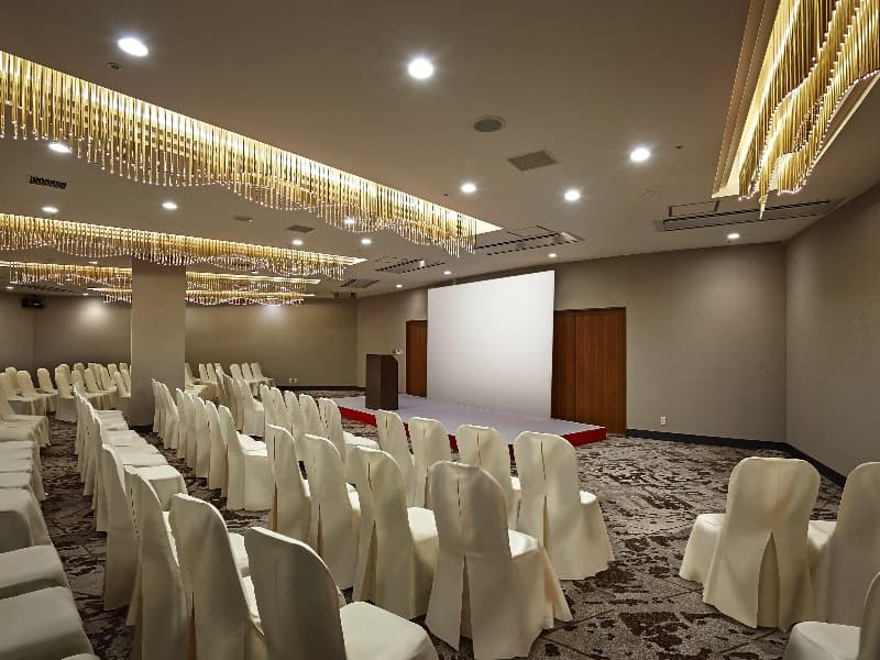 【バンケットルーム】
ビジネスシーンでの利用や、結婚式の二次会、パーティールームとして充実したひと時をご提供いたします。 