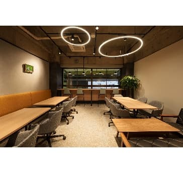 プロジェクター完備！WORK SPACE 貸切（着席、最大25名）2時間貸切プラン 19,800円（税込）追加1時間＋11,000円（税込）
