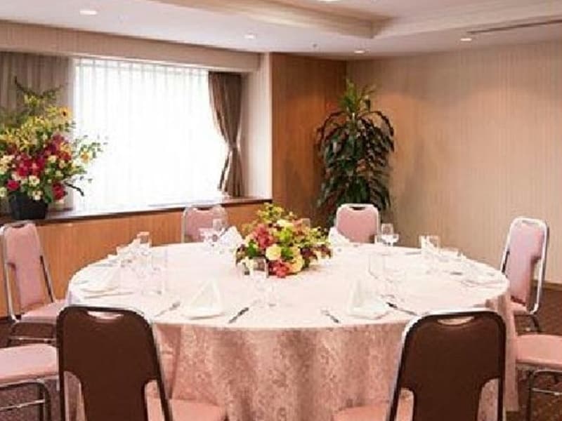 フォーラムAタイプ:
宴会場でのお食事は10名様より、コース料理をご提供させていただきます。
