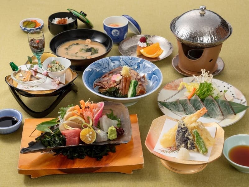 「竹プラン」
当ホテルで長く愛されてきた定番のスタンダード御膳。
鯛のお造りや季節の小鉢、地魚のお造り、天ぷらなど、旬の味覚をバランスよくお楽しみいただけます。