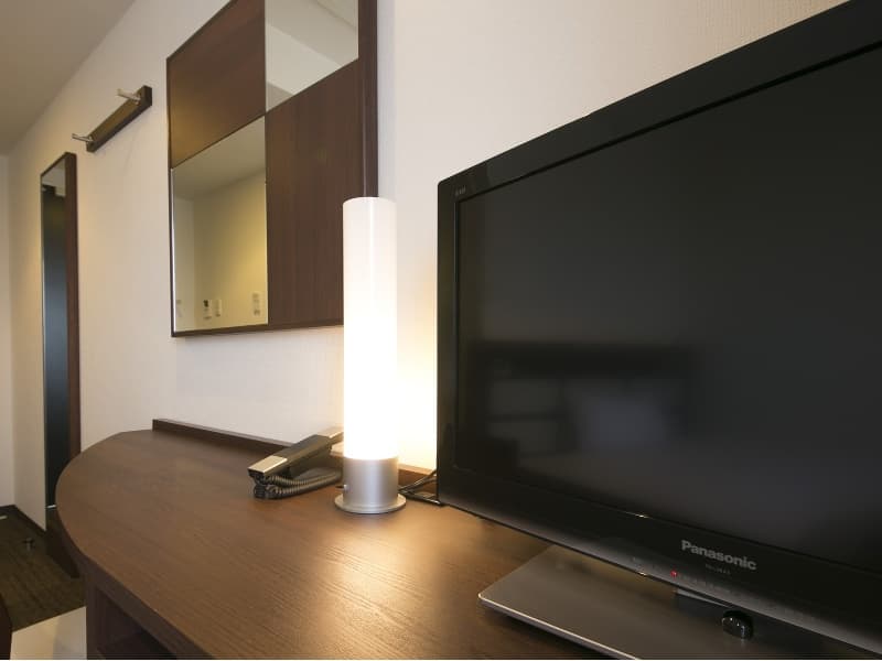 デスク
テレビは動画配信サービスも視聴可