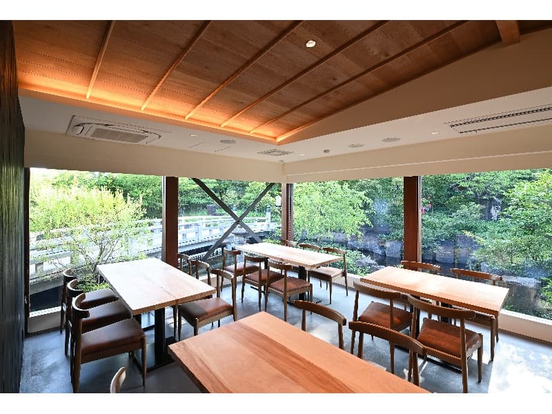 【葵の間】
スクール形式30名様　面積33㎡
日本庭園「徳川園」に隣接した会場
各種イベントのスタッフ控室や、
少人数のセミナー、会議などにご利用いただけます。
