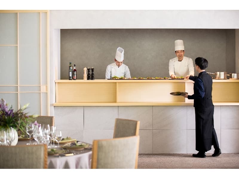オープンキッチンでは料理人が目の前で腕をふるい、演出もお楽しみいただけます。