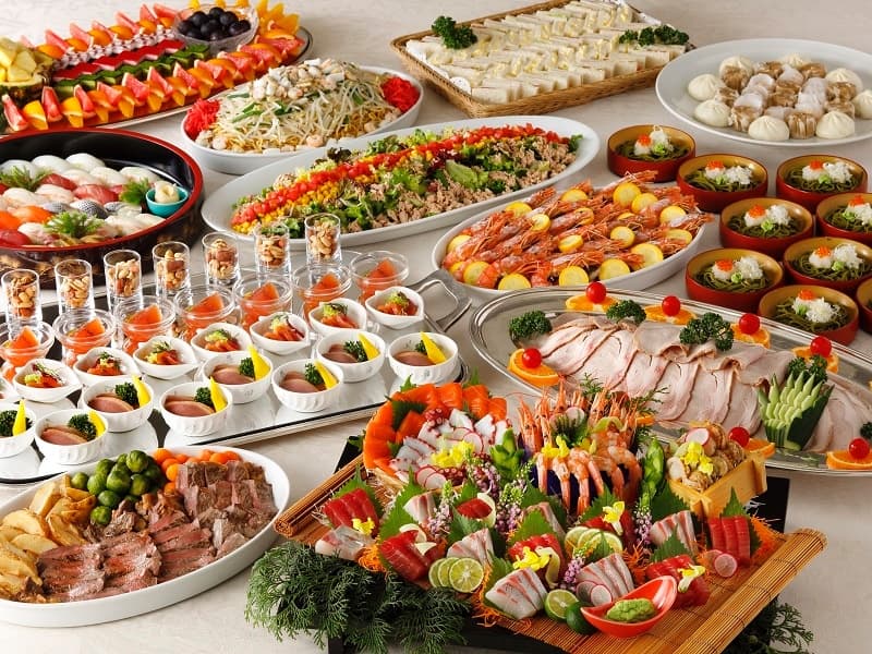 着席コース料理から立食ビュッフェまで、豊富なメニューとおもてなしでくつろぎのお時間を演出いたします。