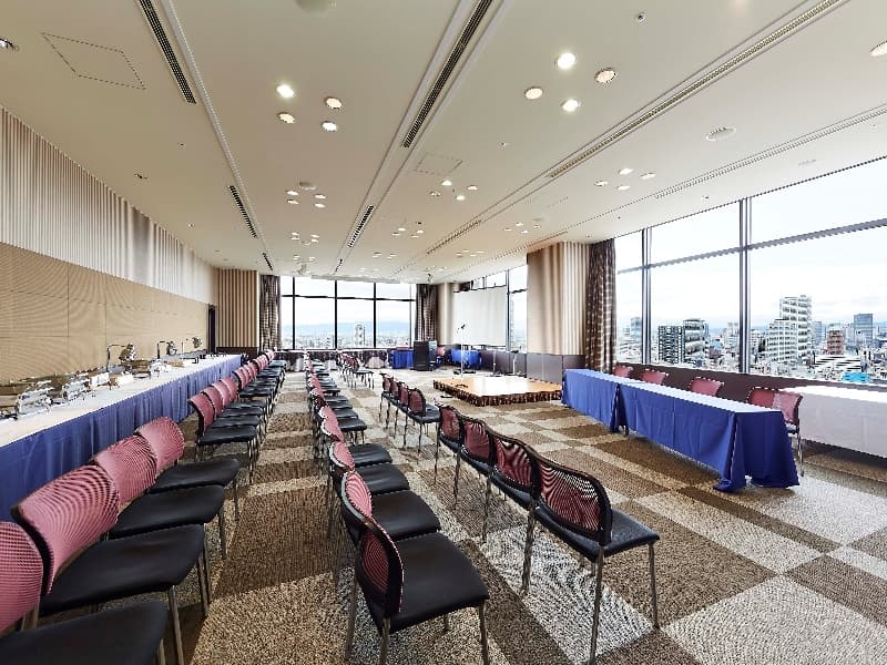 【21F中宴会場　ラベンダー】
スクールスタイル：96名
シアタースタイル：160名
ロの字：54名