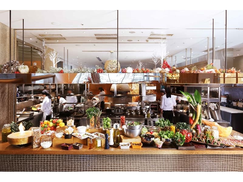 ライブ感溢れるオープンキッチンを眺めながら目にも美味しい一皿を。