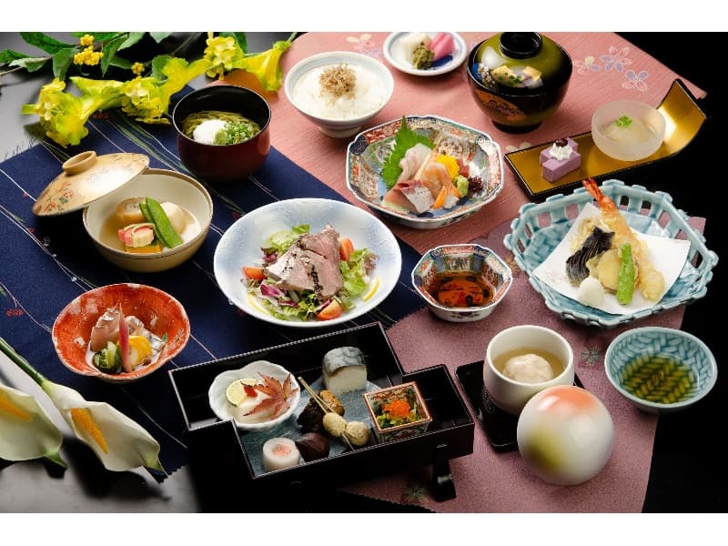 法要会席　四十九日は落とし蕎麦からお召し上がり頂きます