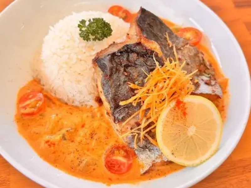 【サマーキ ワ ナージ】タンザニアの港町を中心に老若男女に愛されるココナッツ風味のフィッシュシチューです。お子様にも食べやすいです。