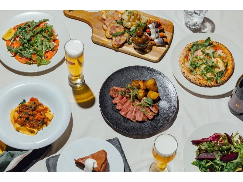 オリジナルクラフトビールとこだわりの料理をご用意しております。