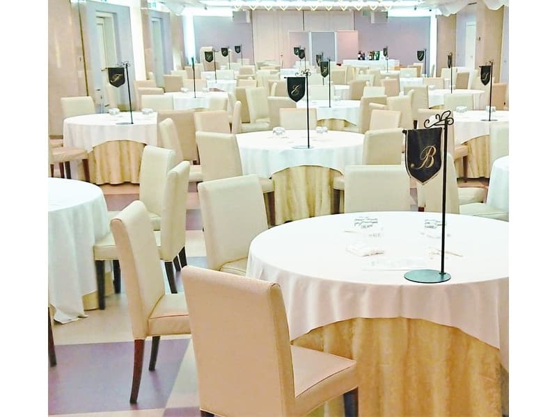 プリンス＋プリンセス　369㎡/3階

収容人数
円卓ブッフェ 18卓（144名）/正餐 18卓（126名）
立食150名
スクール198名（3名掛け時）