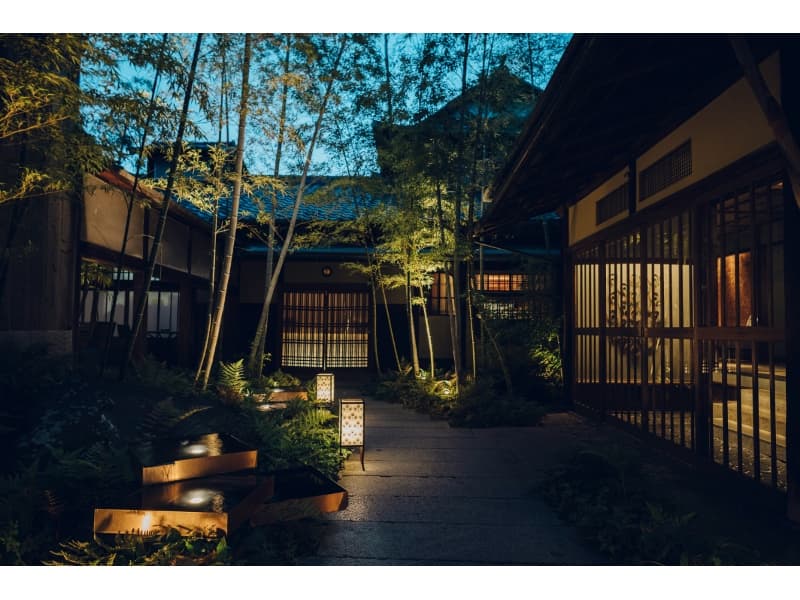 重厚な日本建築の正門の奥はまだ誰も知らない京都の隠れ家。大正の粋と平成のトレンドがひとつに結ばれた、大人の雰囲気が漂う空間で特別なパーティを。