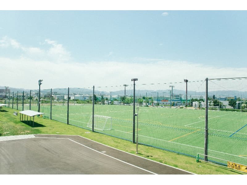 SORA FIELDは、施設の目の前にある人工芝フルピッチサッカーグランドです。
防球ネットもあり、サッカー以外のスポーツでも利用可能です。
また、照明を完備しているので、夜間の練習もできます。