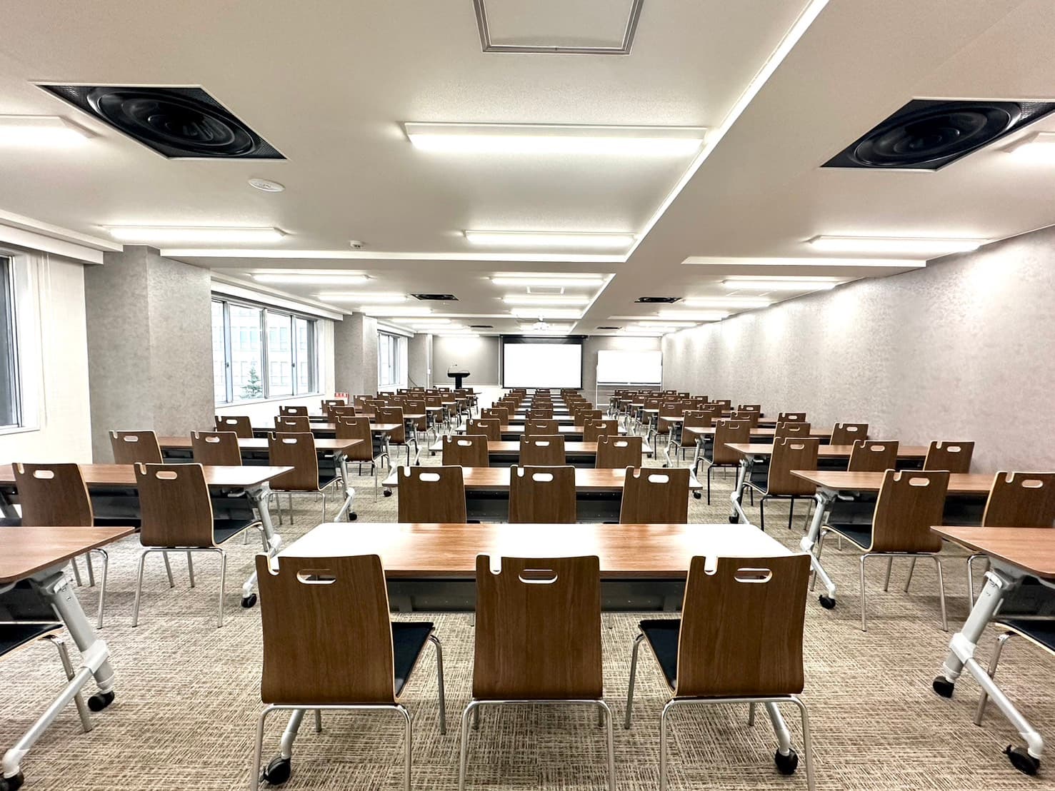 スクール形式90名着席可能 - TIME SHARING 新宿5Aの写真