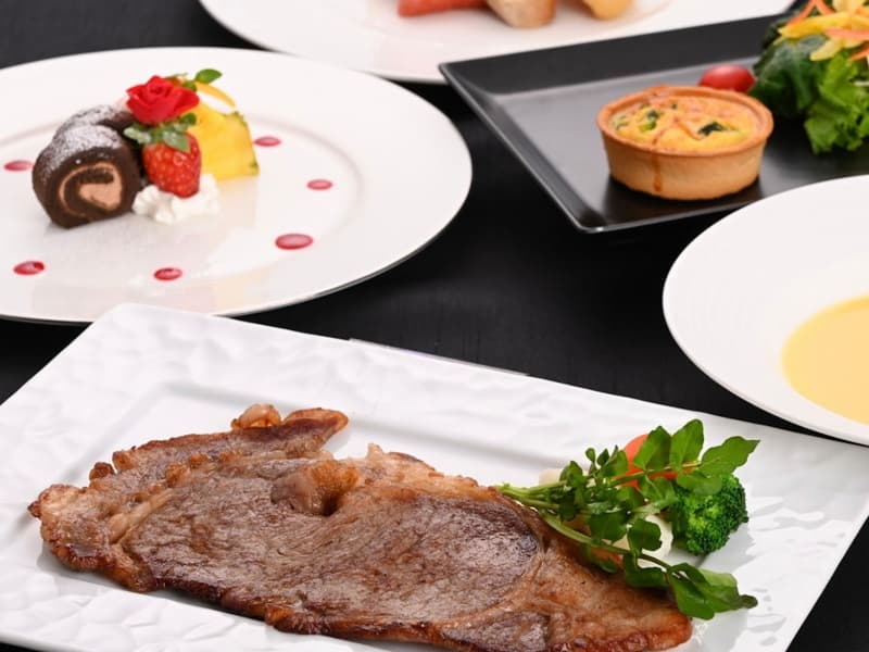 「ディナー」
地産地消の食材を使用した、バラエティ豊富なメニューをご用意しております。
コース料理からアラカルト、郷土料理をお召上がりいただける他にも、山形県産のお酒・ワイン・地ビールもお楽しみいただけます。