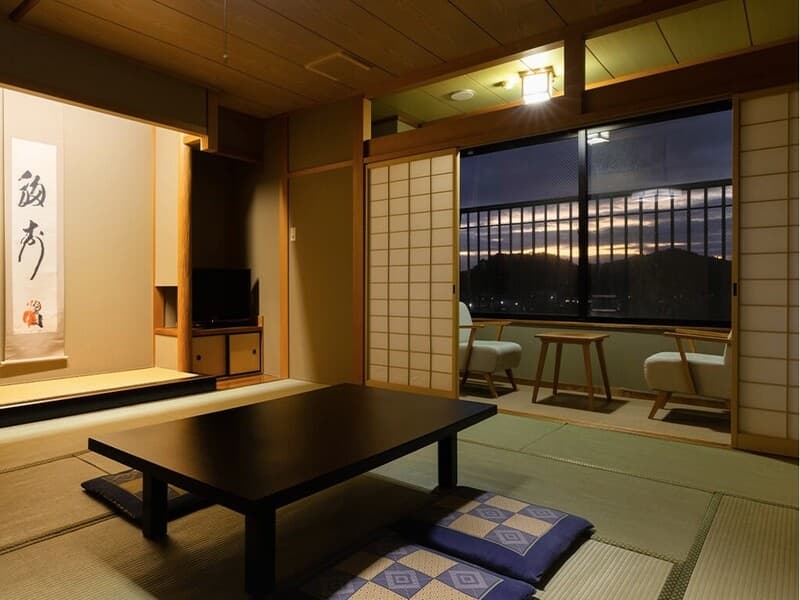 【客室例】
ゆったりとお荷物を広げるのにも便利な和室で、明日の準備も心配いらず。木と畳の香りに、お寛ぎください。