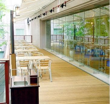 ホテルの近くには原始に息づく支笏湖をはじめ、雄大なゴルフ場が点在。乗馬、カヌー、温泉なども楽しめます。