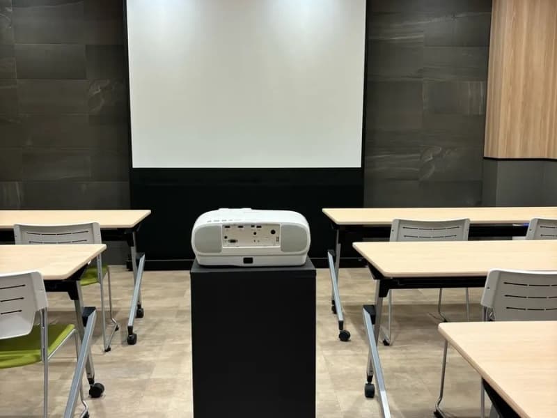 100型スクリーン＆プロジェクター（ＥＨ-ＴＷ7100）（有料）
会議もスムーズに進めることができます。
